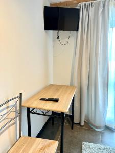 a remote control sitting on a table in a room at Three bedroom apartment in Dingolfing