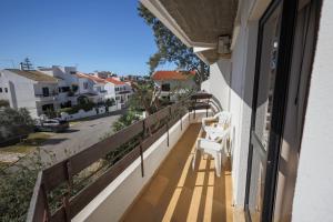 ein Balkon mit zwei Stühlen und Blick auf eine Straße in der Unterkunft Portimão Center Hotel by Umbral in Portimão