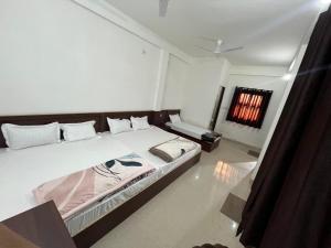 a bedroom with a large bed in a room at Hotel Dayalu palace in Vrindāvan