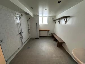 an empty bathroom with a bench and a window at Lillskarvens vandrarhem in Funäsdalen +23 photos