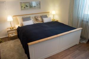 Eulennest-OWL في باد سالزوفلين: غرفة نوم بسرير كبير مع بطانية سوداء