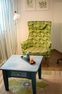 a living room with a coffee table and a chair at Eulennest-OWL in Bad Salzuflen