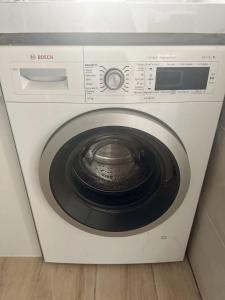 eine weiße Waschmaschine steht in einem Zimmer in der Unterkunft Wangwang house in Heerlen
