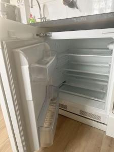 ein leerer Kühlschrank mit offener Tür in einer Küche in der Unterkunft Wangwang house in Heerlen + 13 Fotos