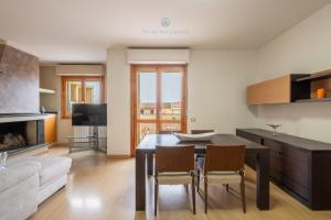 a kitchen and living room with a table and chairs at Domo Mea-House Live Express in Quartu Sant'Elena