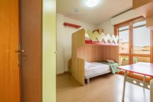 a small room with a bunk bed and a table at Domo Mea-House Live Express in Quartu Sant'Elena