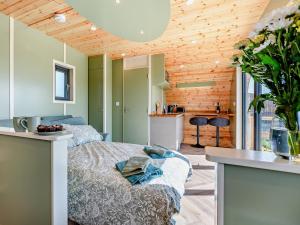 a bedroom with a bed and a kitchen with a counter at 1 Bed in Matlock oc-96256 in Crich