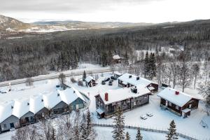 an aerial view of a resort in the snow at Lillskarvens vandrarhem in Funäsdalen