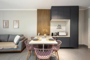 a living room with a table and chairs and a couch at Casa completa 2 Quartos, garagem privativa e Self check-in -Ideal para famílias, casais e profissionais em trabalho remoto in Campo Grande