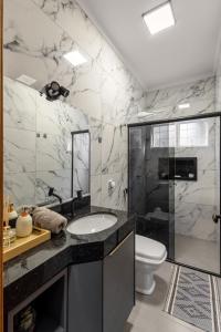 a bathroom with a sink and a shower and a toilet at Casa completa 2 Quartos, garagem privativa e Self check-in -Ideal para famílias, casais e profissionais em trabalho remoto in Campo Grande +16 photos
