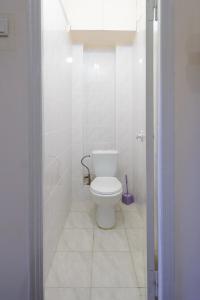 キーウにあるПростора 3 кімнатна біля Майдану Незалежностіの白いバスルーム(トイレ付)が備わります。