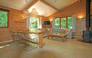 a living room with a table and chairs and a couch at De Roek Vakantiebungalows in Otterlo
