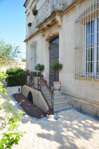 un edificio con una escalera delante de una puerta en Maison Matisse, en Saint-Nazaire-dʼAude