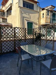 a patio with a table and chairs on a balcony at Casa Andrée in Sanremo