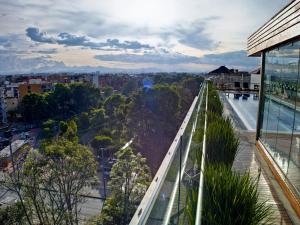 - Vistas a la ciudad desde la parte superior de un edificio en Cité Hotel, en Bogotá
