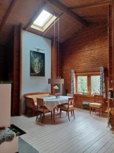a dining room with a table and some chairs at Ferienanlage Reinsberger Dorf in Plaue