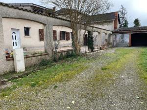 an old house with a driveway in front of it at Chambre HABILIS 31 in Auterive