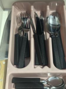 a plastic tray filled with utensils and spoons at NOVO Ap Econômico em Paranaguá Completo com WiFi e Estacionamento Rotativo in Paranaguá