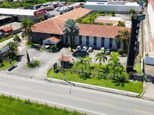 an overhead view of a street in front of a building at Giorni Hotel Boulevard in Resende