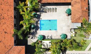 an overhead view of a swimming pool in a building at Giorni Hotel Boulevard in Resende