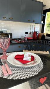 a table with a plate with a napkin and a wine glass at Cabana Sabá in Ibiúna
