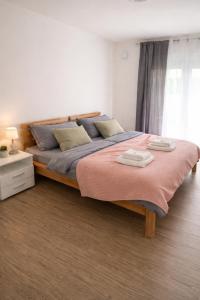 a bedroom with a large bed with two towels on it at 3 Zimmer Ferienwohnung Hanna in Hirschaid