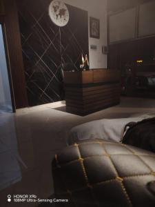 a bedroom with a bed and a clock on the wall at موتيل رويا in Erbil