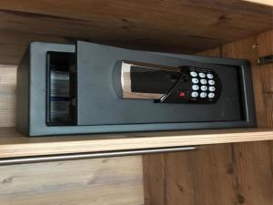 a microwave oven sitting on top of a shelf at Hotel-Gasthof Neue Post in Leutershausen