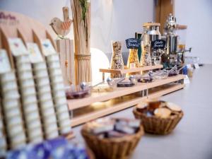 a counter with baskets and vases on display in a store at Hotel-Gasthof Neue Post in Leutershausen