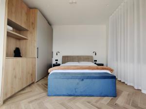 a bedroom with a bed with a blue ottoman at Villa Lippia in Misraħ Miel +32 photos