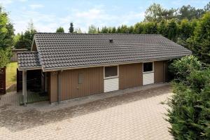 a house with a garage with a roof at M402-Vaeggerlose-Stolt-Henriksvej-93 in Bøtø By