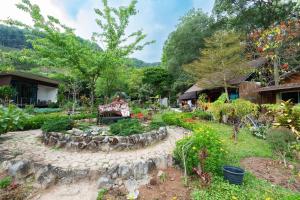 a garden with a stone path and plants at อินทนนท์ขุนเล่าลือ in Ban Na Yang