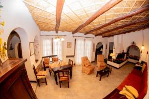 a large living room with a couch and chairs at Tilcara Casa con 3 dorm Pedacito de Cielo in Tilcara