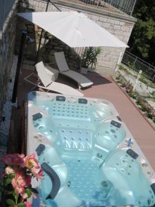 una vasca da bagno situata in cima a un patio di Ficano's Dream a San Siro