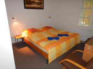 A bed or beds in a room at Myslivna