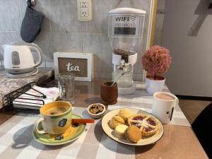 a table with two cups of coffee and a plate of food at Pausa viajera in Las Heras