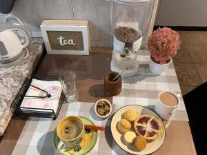 a table with cups of coffee and plates of food at Pausa viajera in Las Heras