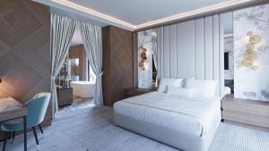 ein Schlafzimmer mit einem weißen Bett, einem Schreibtisch und einem Stuhl in der Unterkunft Glory Resort in Baile Felix + 31 Fotos
