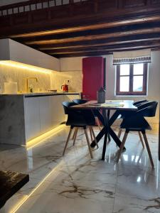 eine Küche mit Tisch und Stühlen in einem Zimmer in der Unterkunft Plagia Luxury Suites in Skyros + 12 Fotos