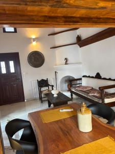ein Wohnzimmer mit einem Tisch und einem Bett in der Unterkunft Plagia Luxury Suites in Skyros
