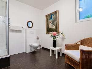 a bathroom with a toilet and a sink at Beim Thöny - schönes Apartment mit privatem Zugang in Utting am Ammersee