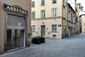 an empty street with a shop on the side of a building at Residenza Centro Storico in Lucca