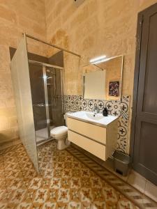 ein Badezimmer mit Waschbecken, Dusche und Toilette in der Unterkunft Heart of Gozo - Modern Rooms in shared Apartment - Victoria D-Central opposite Duke Shopping Center in Victoria