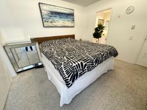 a bedroom with a bed with a black and white comforter at Amazing house in La Jolla in San Diego +13 photos
