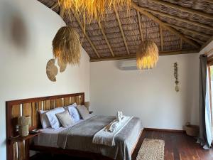 a bedroom with a bed in a room with a ceiling at Tiki Pool's Bungalows in Fortim +85 photos