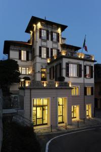 un gran edificio blanco con luces encendidas en Casa Brenna Tosatto Art Experience, en Lenno
