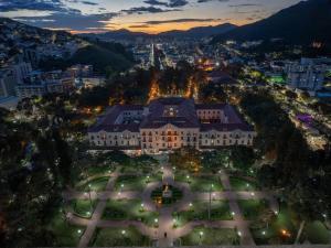 an aerial view of a large building with lights at Living in Poços de Caldas +39 photos