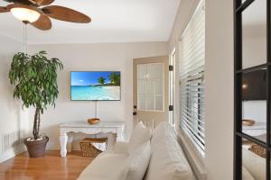 a living room with a white couch and a table at Villa Leo in Saint Simons Island