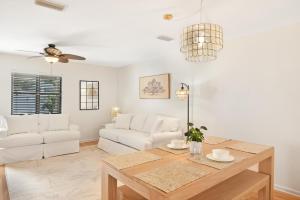 a living room with a table and a couch at Villa Leo in Saint Simons Island