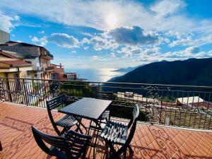 a table and chairs on a balcony with a view at Casa Francesco in Forza dʼAgro